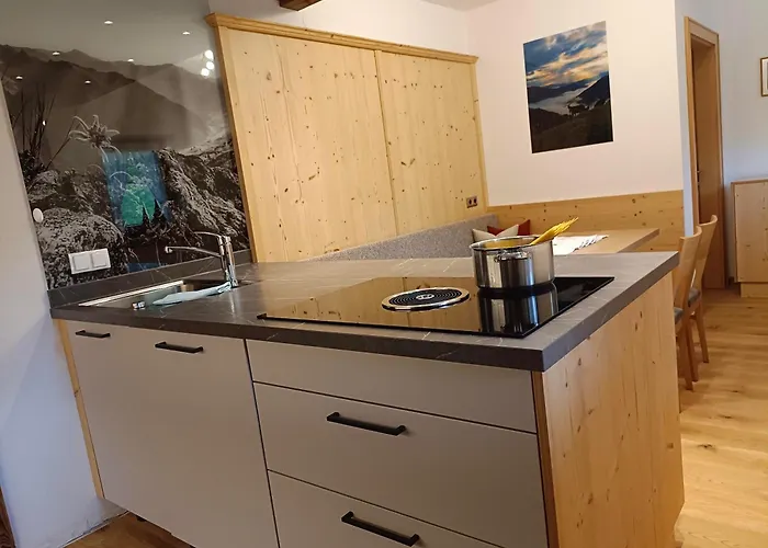 Apartman Manuela, Tux